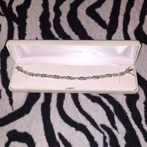 Necklace, bracket & earrings 💁🏾‍♀️